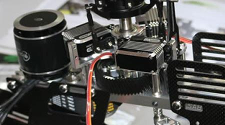 Geöffnete RC-Helikopter-Mechanik mit Servos für Reparatur und Fehlersuche
