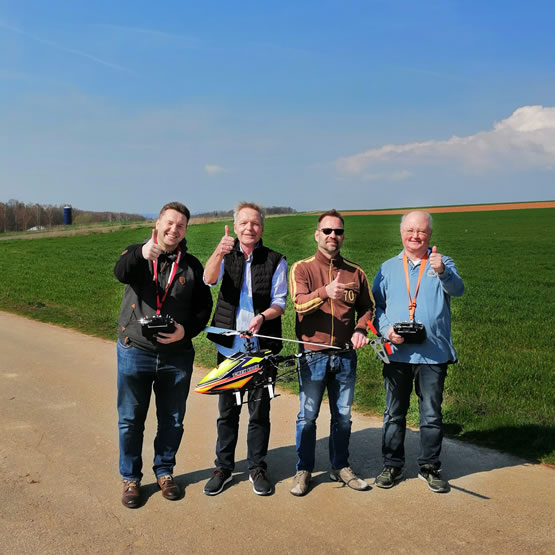 Teilnehmer einer RC-Helikopter-Flugschulung